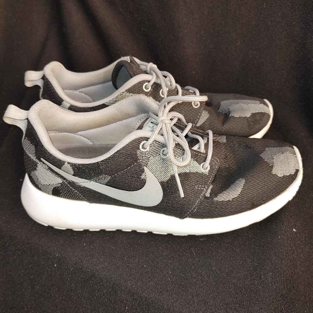 Black and Gray Roshe Run